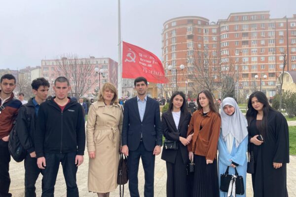 Торжественная акция «Равнение на флаг!», посвященное поднятию десятиметрового Знамени Победы